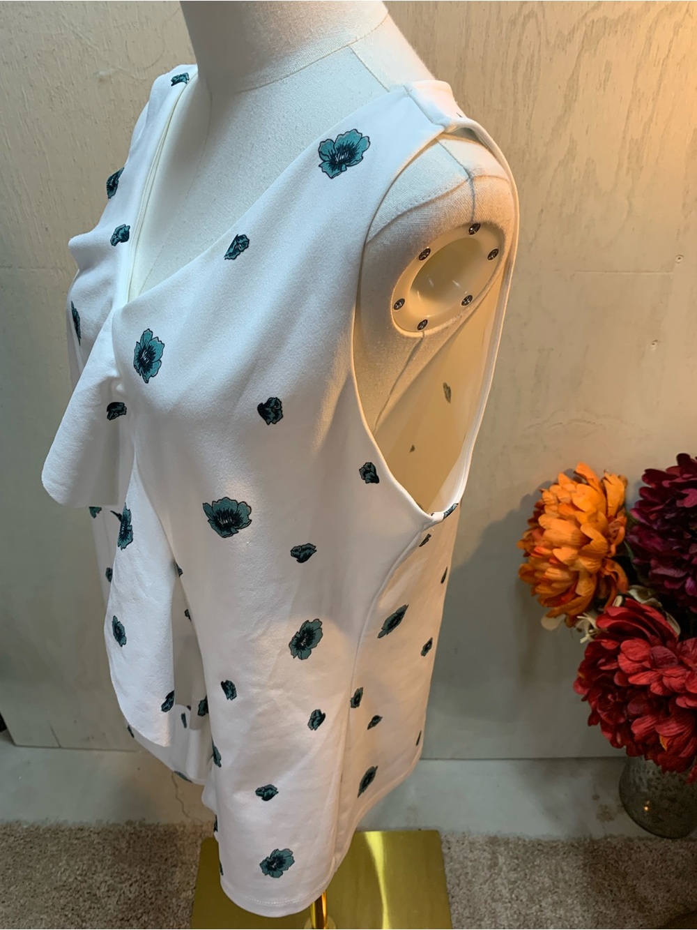 Ann Taylor White Sleeveless V-Neck Top with Teal Floral Print and Ruffle - Picture 2 of 5